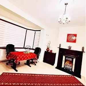 Beautiful Double En-suite Room, Separate Entrance, Ilford, Line Gants Hill, Free Parking Guest house Ilford